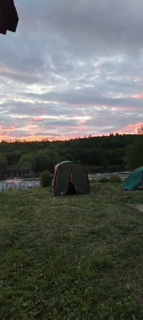 Палаточная баня у реки на закате